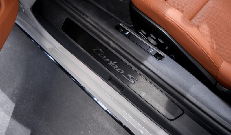 Porsche 911 Turbo S Cabrio lleno