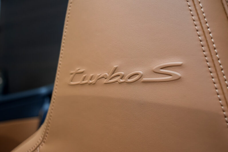 Porsche 911 Turbo S Cabrio lleno