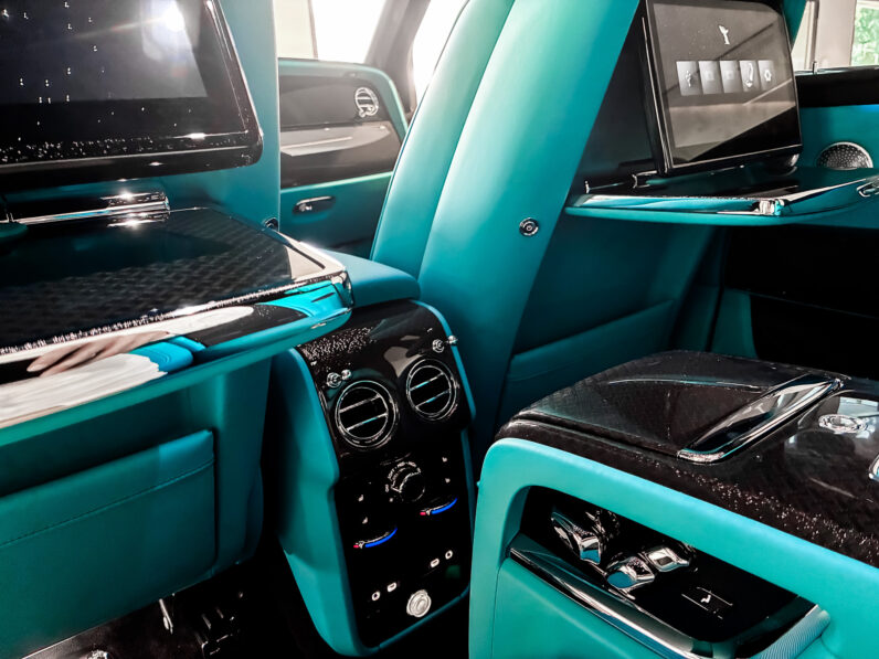 Rolls Royce Cullinan Black Badge lleno
