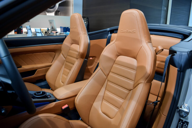 Porsche 911 Turbo S Cabrio lleno