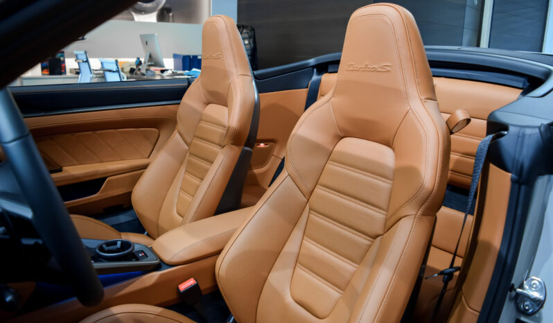 Porsche 911 Turbo S Cabrio lleno