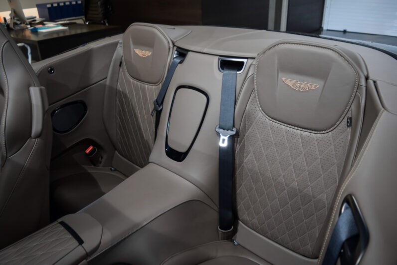 Aston Martin DB12 Volante lleno