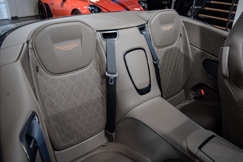 Aston Martin DB12 Volante lleno