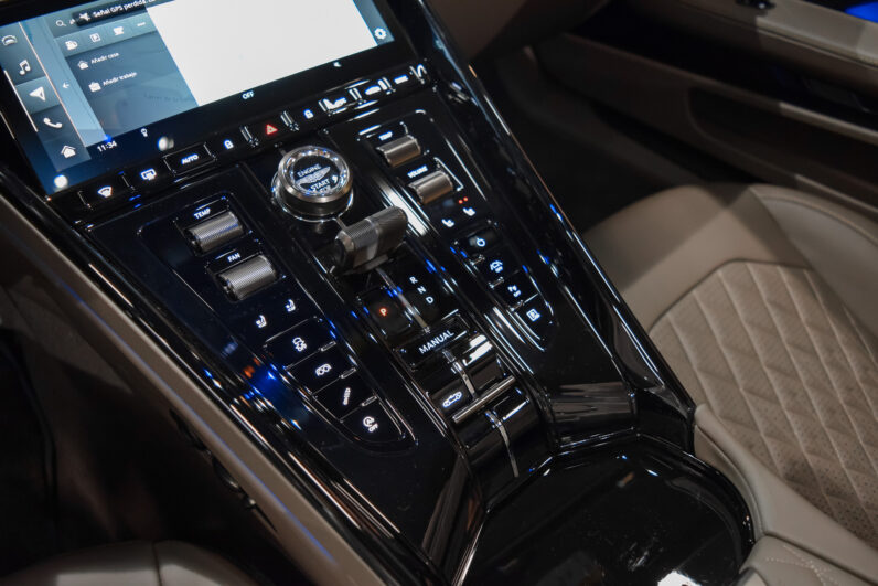 Aston Martin DB12 Volante lleno
