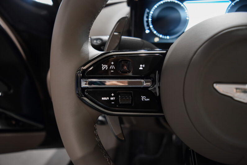 Aston Martin DB12 Volante lleno