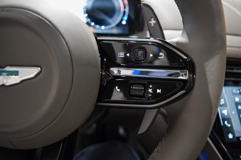 Aston Martin DB12 Volante lleno