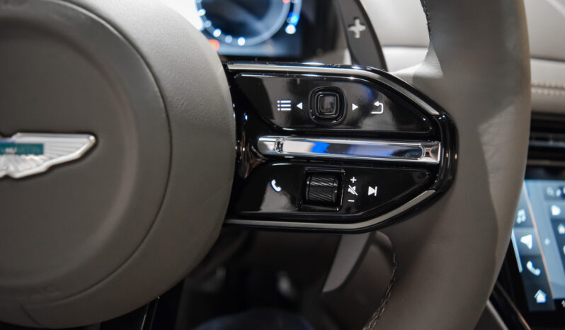 Aston Martin DB12 Volante lleno