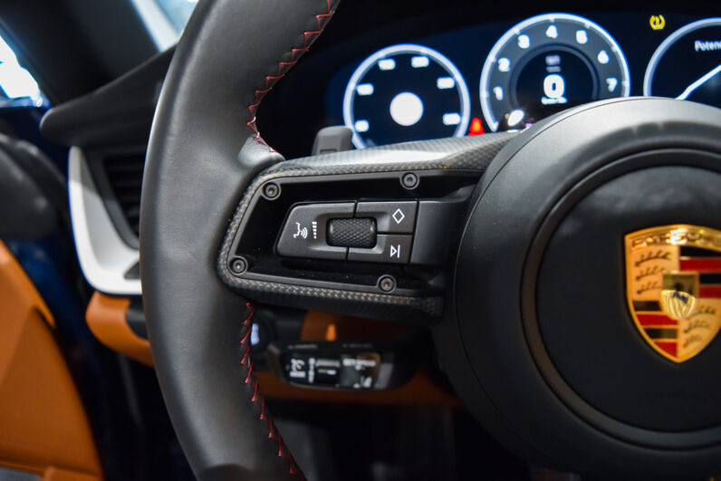Porsche 911 Targa 4 GTS lleno