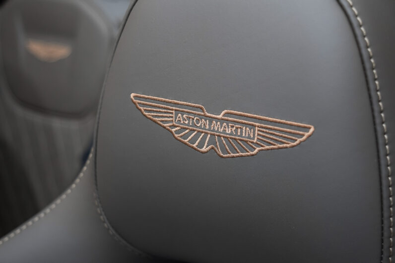Aston Martin DB12 Volante lleno