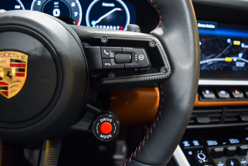 Porsche 911 Targa 4 GTS lleno