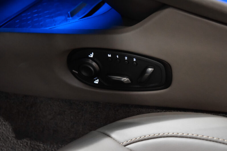 Aston Martin DB12 Volante lleno