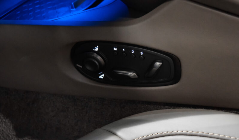 Aston Martin DB12 Volante lleno