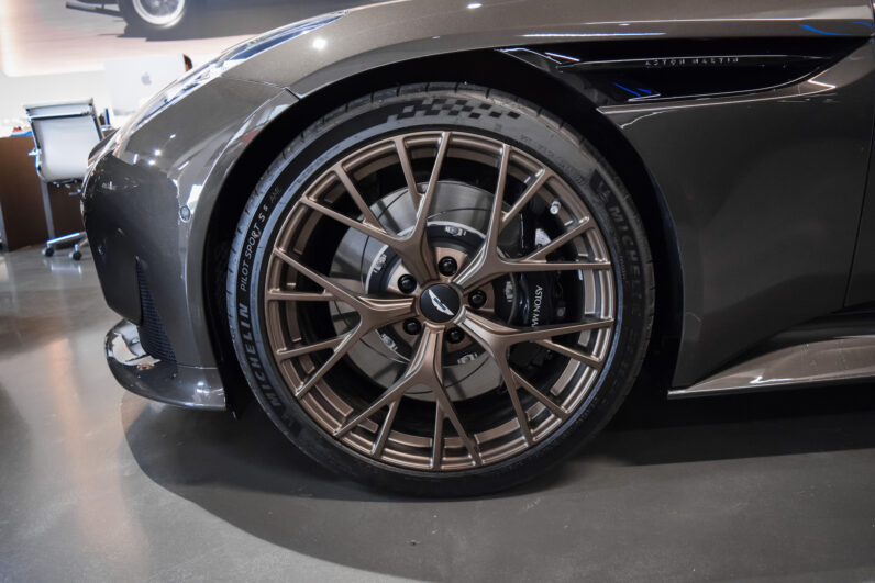 Aston Martin DB12 Volante lleno