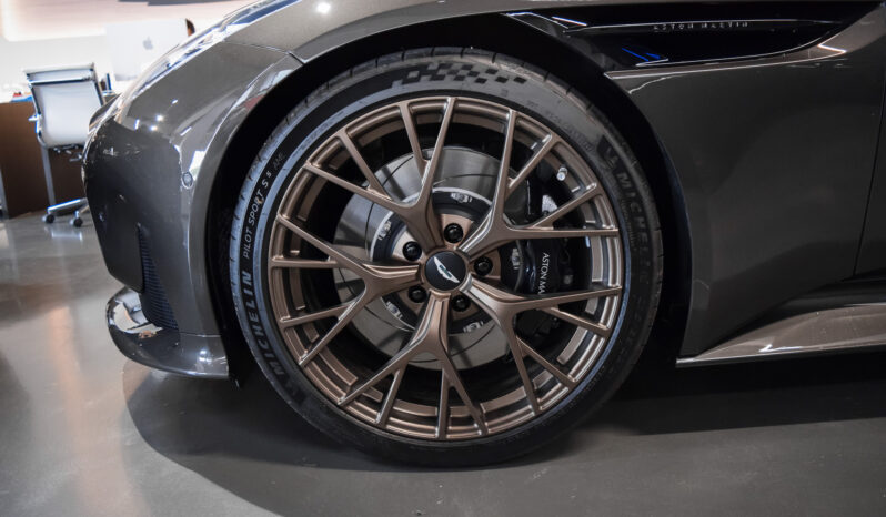 Aston Martin DB12 Volante lleno