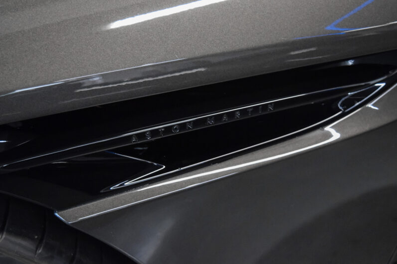 Aston Martin DB12 Volante lleno