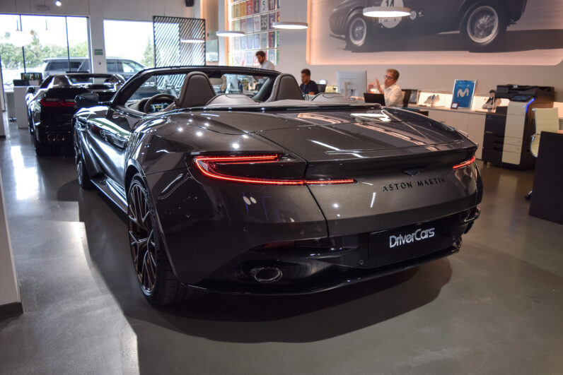 Aston Martin DB12 Volante lleno