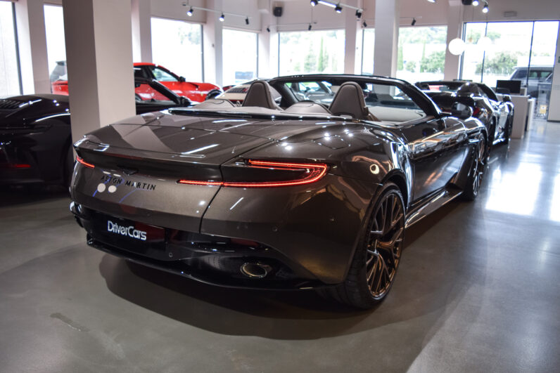 Aston Martin DB12 Volante lleno