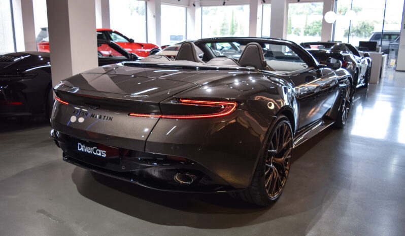 Aston Martin DB12 Volante lleno