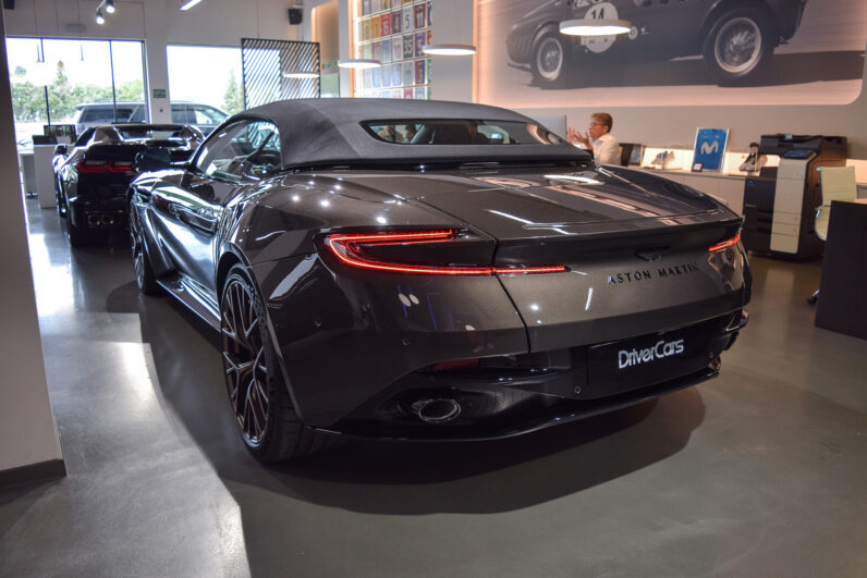 Aston Martin DB12 Volante lleno