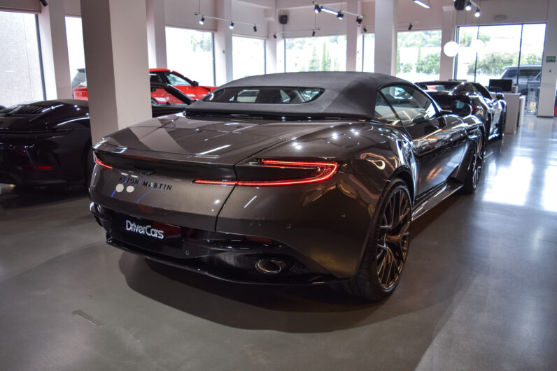 Aston Martin DB12 Volante lleno