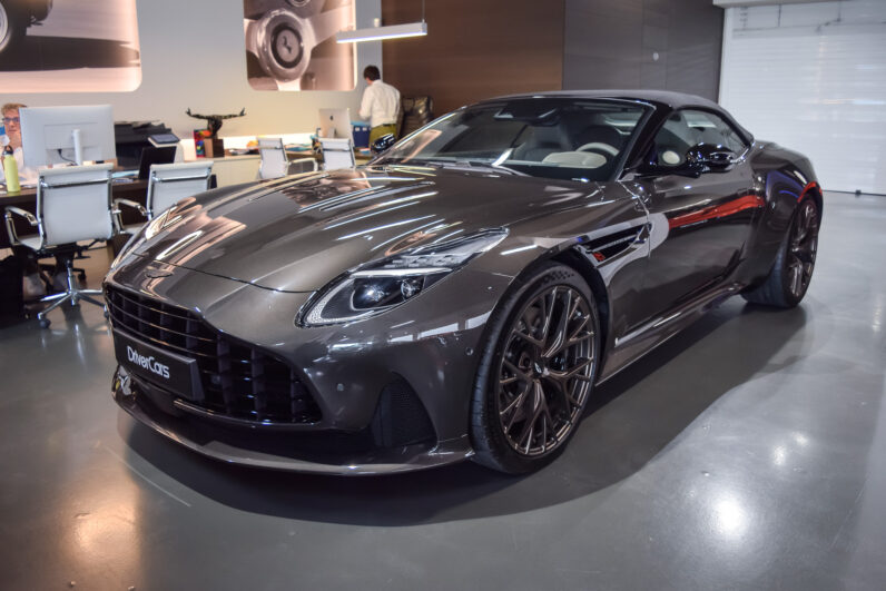 Aston Martin DB12 Volante lleno