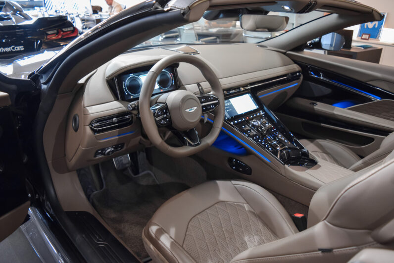 Aston Martin DB12 Volante lleno