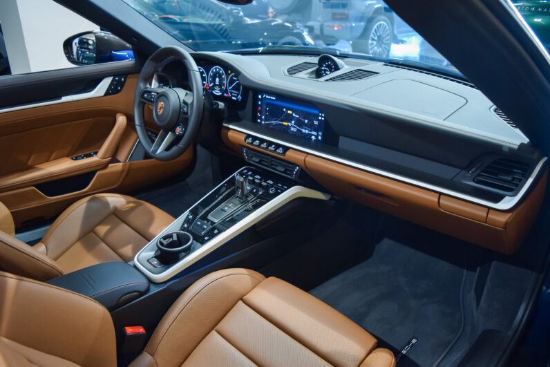 Porsche 911 Targa 4 GTS lleno