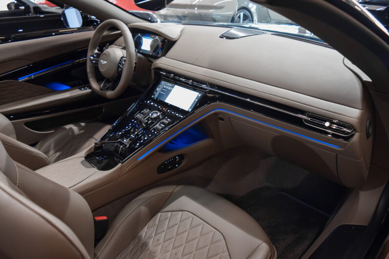 Aston Martin DB12 Volante lleno