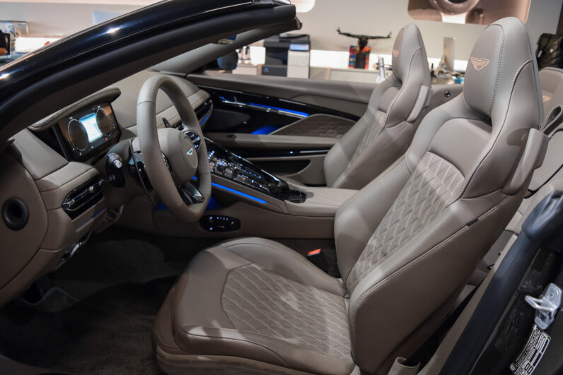 Aston Martin DB12 Volante lleno