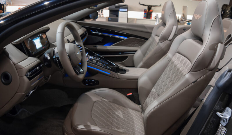 Aston Martin DB12 Volante lleno