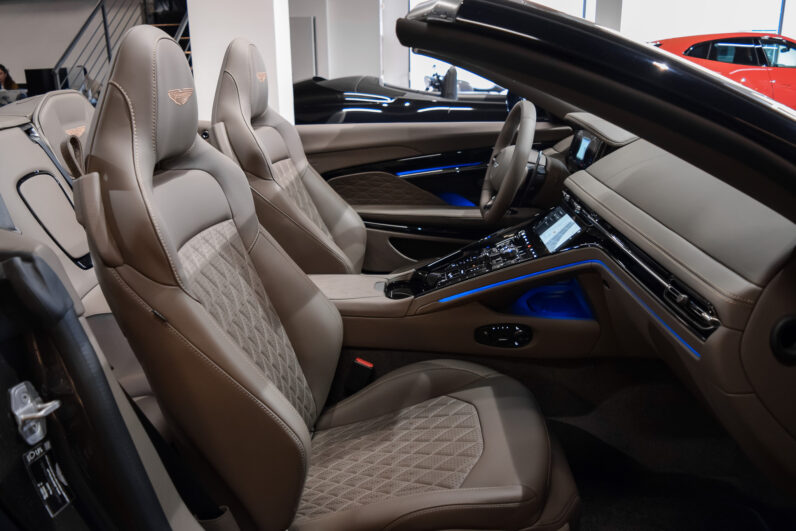 Aston Martin DB12 Volante lleno