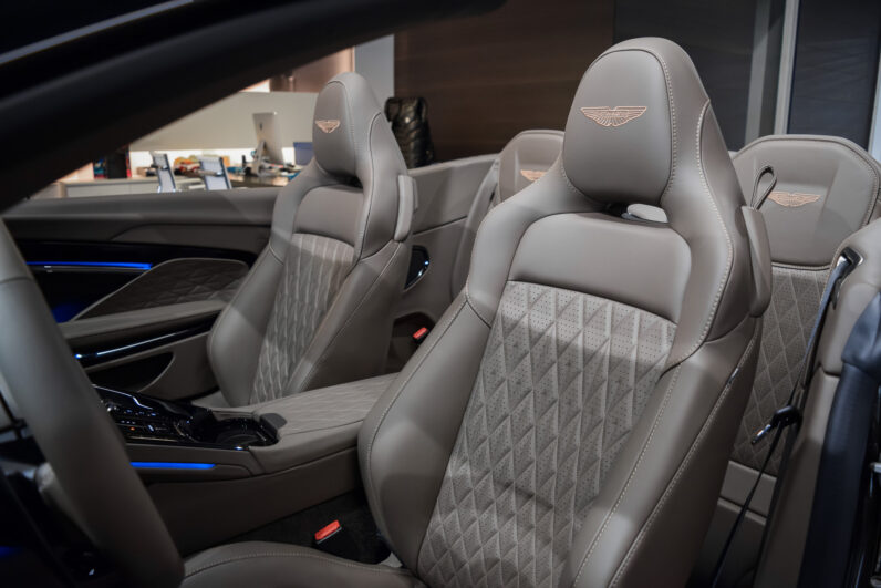 Aston Martin DB12 Volante lleno