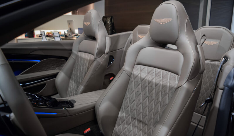 Aston Martin DB12 Volante lleno