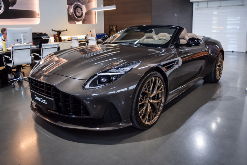 Aston Martin DB12 Volante lleno