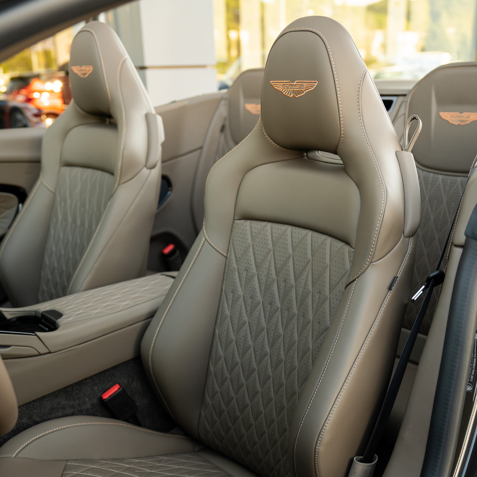 Asientos deportivos Plus en Bison Brown con costuras Copper Tan Metallic del Aston Martin DB12 Volante