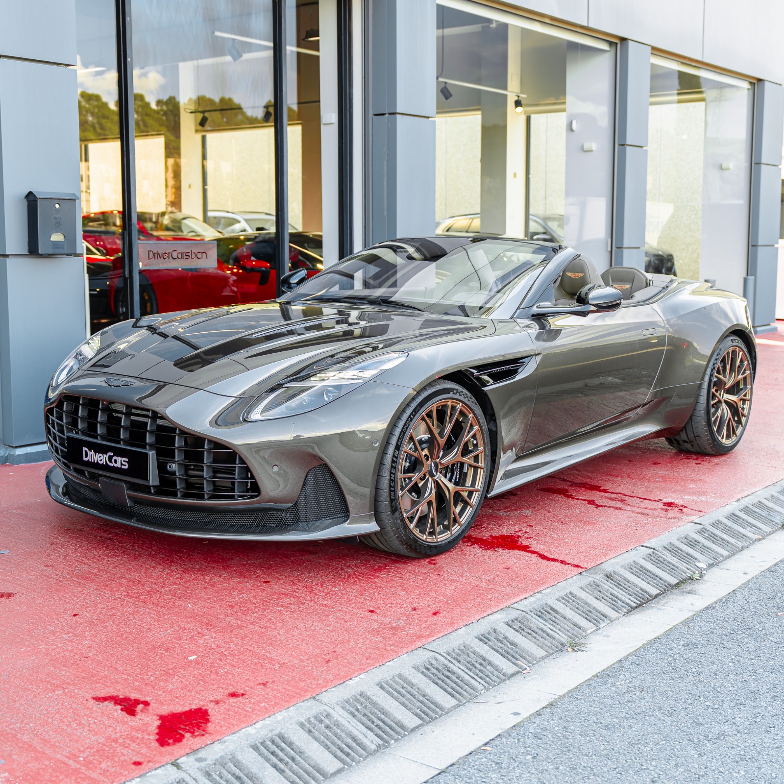 Aston Martin DB12 Volante en Cumberland Grey con llantas Satin Bronze, disponible en Driver Cars