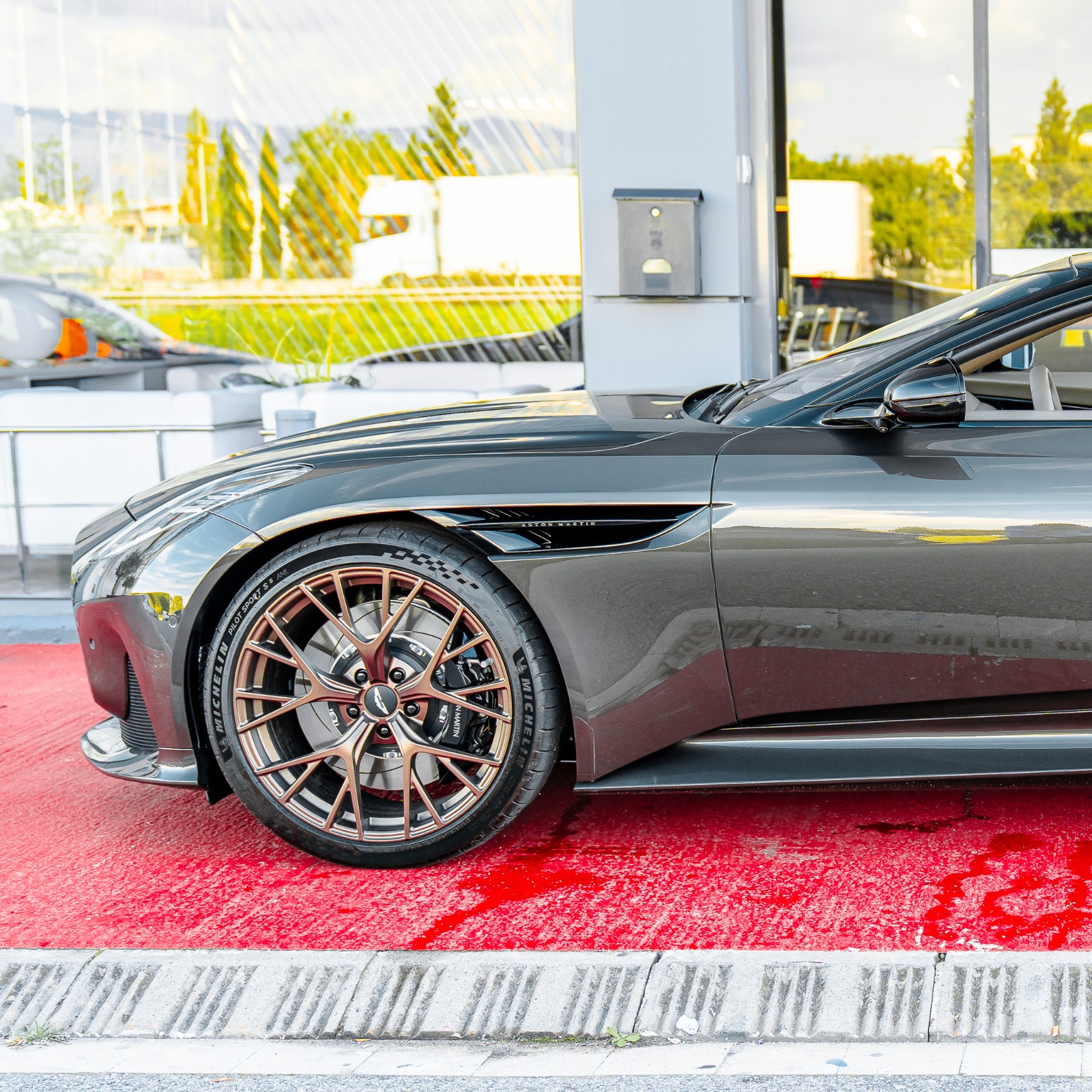 Llantas Y-Spoke de 21 pulgadas en Satin Bronze y neumaticos Michelin Pilot Sport S 5 del Aston Martin DB12 Volante