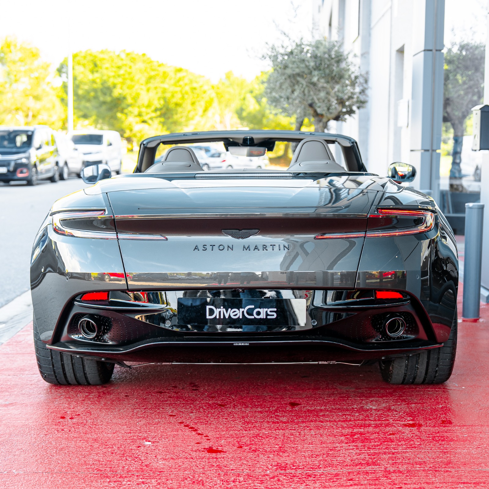 Trasera del Aston Martin DB12 Volante con los escapes y el difusor