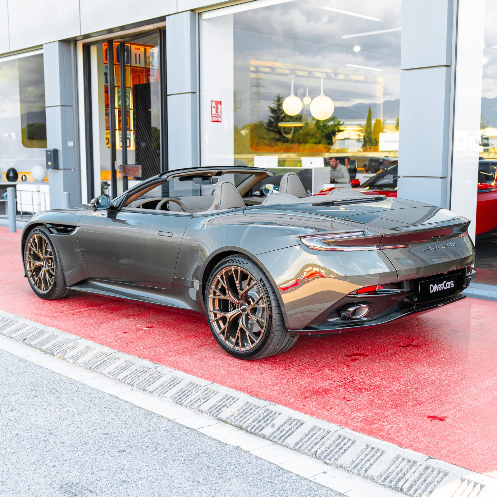 Aston Martin DB12 Volante con la capota recogida visto en tres cuartos trasero