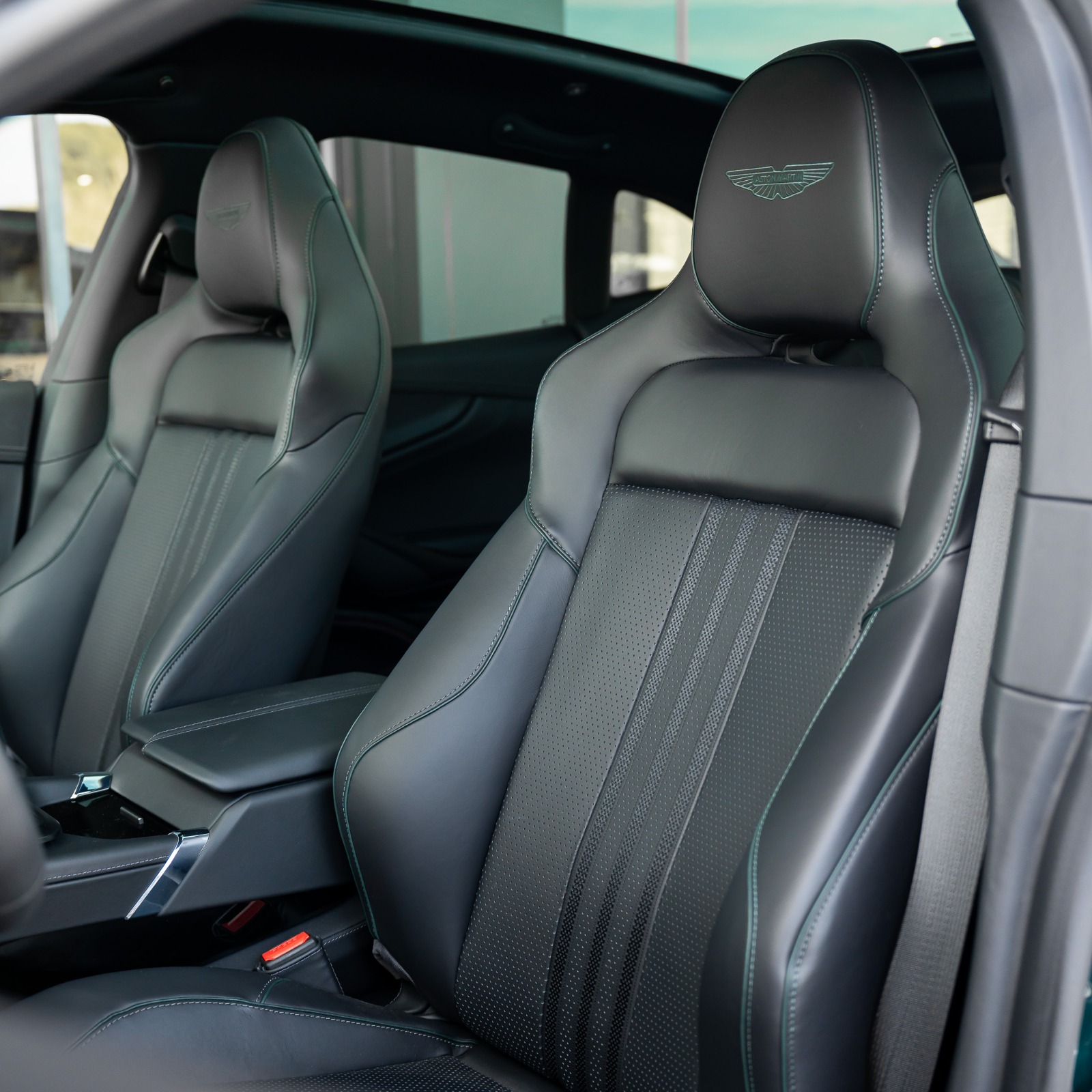 Asientos Inspire Sport en Onyx Black con costuras Forest Green del Aston Martin DBX 707
