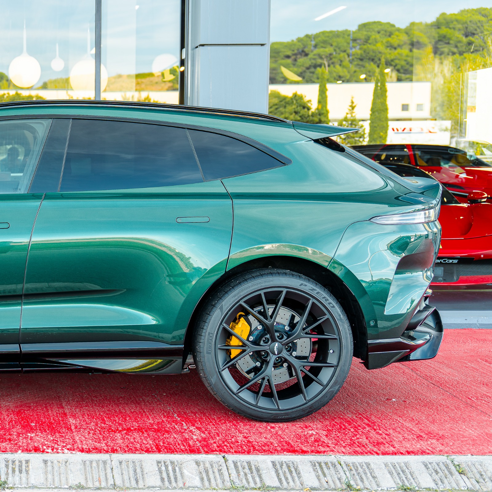 Lateral trasero del Aston Martin DBX 707 en Malachite Green con llanta Fortis de 23 pulgadas