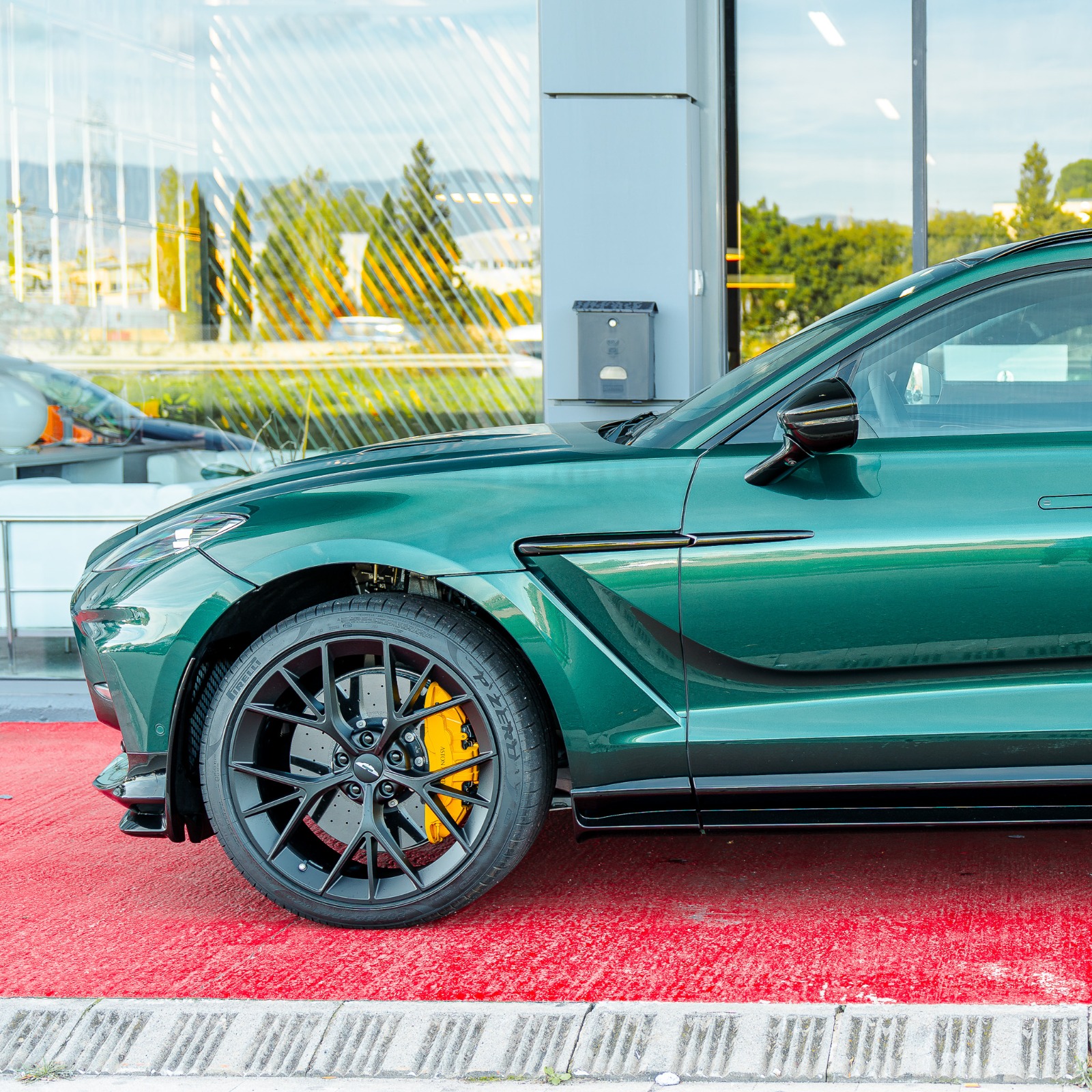 Llantas Fortis de 23 pulgadas en negro satinado y pinzas de freno amarillas del Aston Martin DBX 707