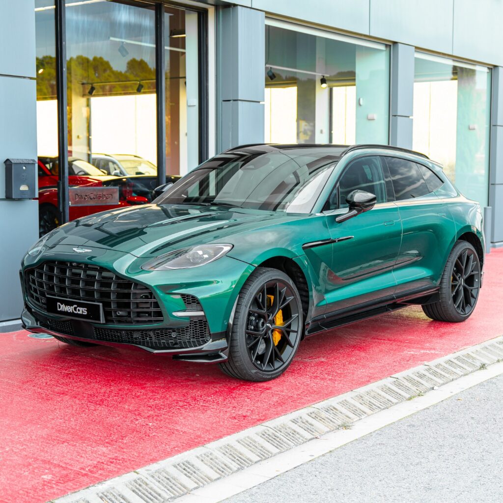 Aston Martin DBX 707 en Malachite Green con llantas Fortis de 23 pulgadas, disponible en Driver Cars