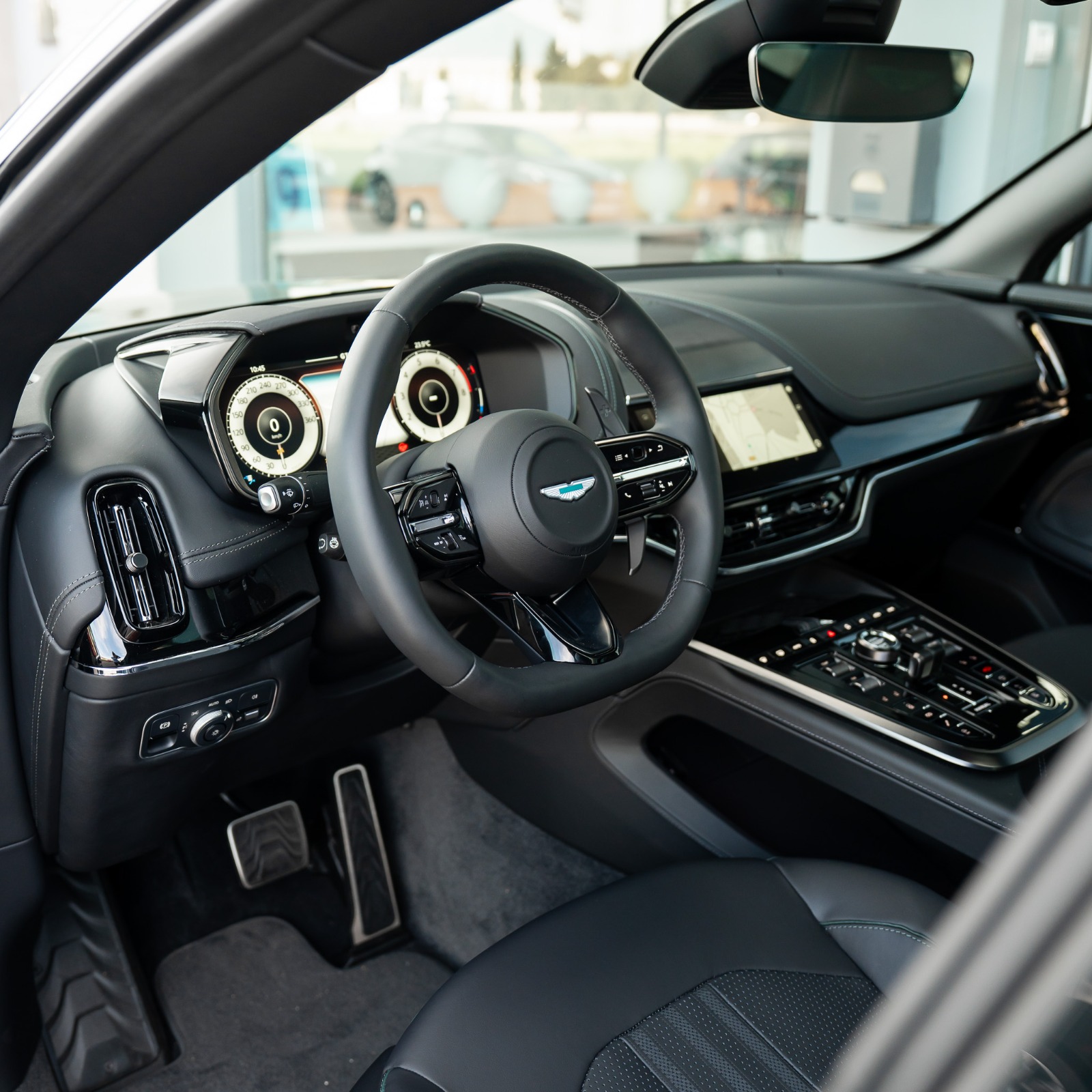 Puesto de conducción del Aston Martin DBX 707 con cuadro digital y pantalla central táctil