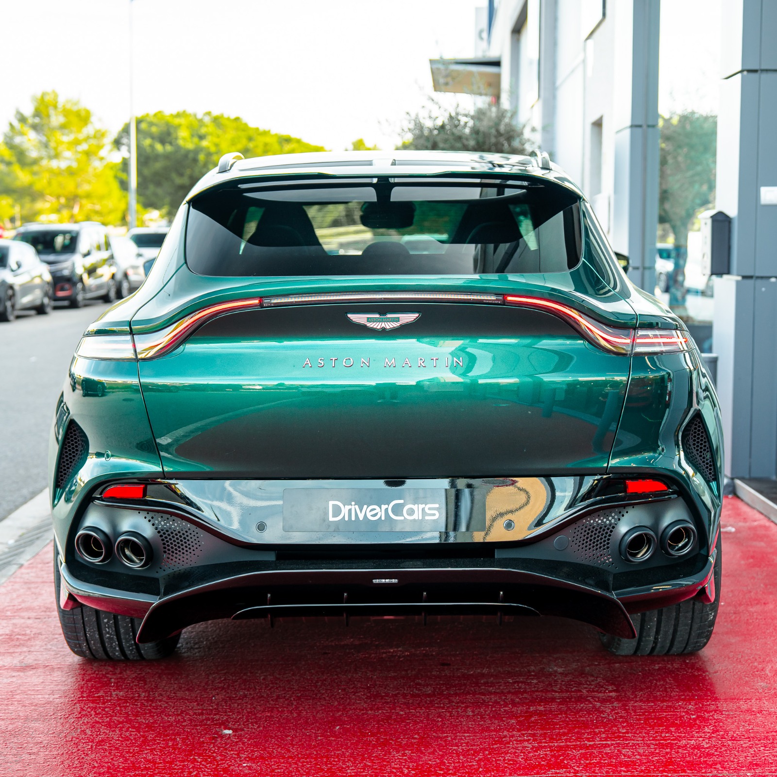 Trasera del Aston Martin DBX 707 con difusor y salidas de escape cuadruples