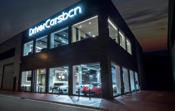 drivercars-barcelona-showroom-fachada-noche drivercars-barcelona-showroom-fachada-noche